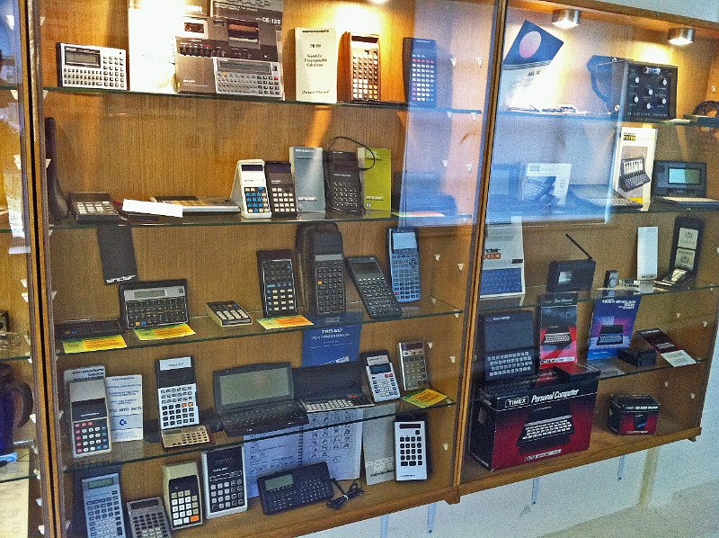 BletchleyPark_TNMOC 076.jpg - Showcase with miscellaneous pocket calculators, assembled here quite haphazardly. The right lower part holds a collection of Sinclair research devices (ZX80, ZX81 ...)